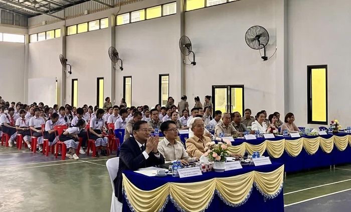 Các đại biểu, thầy cô và học sinh nhà trường trong Lễ Khai giảng năm học 2026 - 2027. (Nguồn: Tổng Lãnh sự quán Việt Nam tại Savannakhet)
