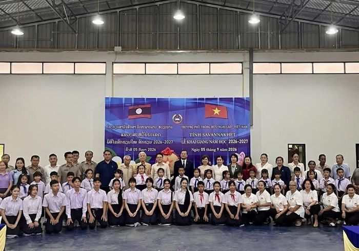 Bức ảnh chụp chung nhân dịp khai giảng của Trường Phổ thông Hữu nghị Lào - Việt Nam tỉnh Savannakhet, Lào. (Nguồn: Tổng Lãnh sự quán Việt Nam tại Savannakhet)