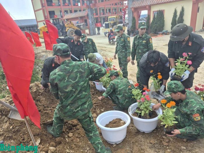 Cán bộ, chiến sĩ Đồn Biên phòng cửa khẩu Xín Mần hỗ trợ Trường Phổ thông nội trú liên cấp Xín Mần trang trí cho ngày khai giảng năm học mới 2026-2027. Ảnh: Tiến Thắng