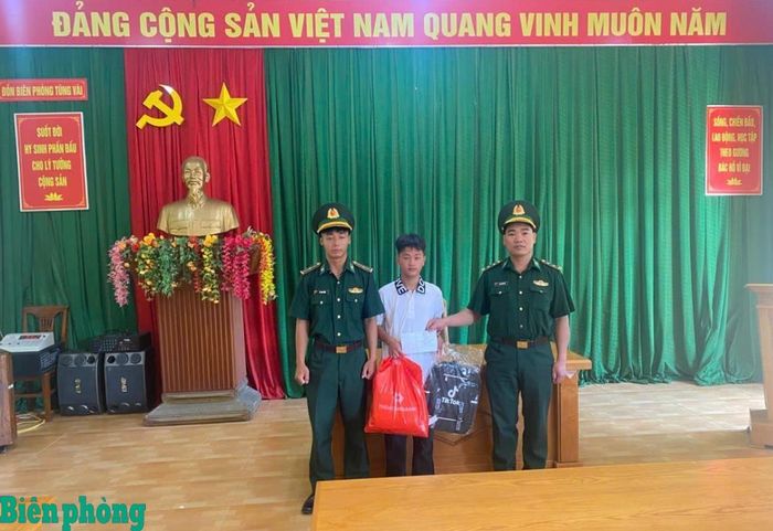 Đồn Biên phòng Tùng Vài trao tặng quà cho con nuôi của đơn vị đầu năm học mới. Ảnh: Đơn vị cung cấp