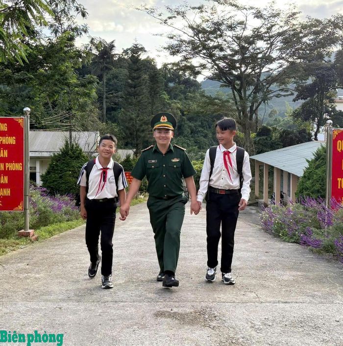 Niềm vui của các con nuôi Đồn Biên phòng Sơn Vĩ khi được đưa đi mua sắm đồ dùng cho năm học mới. Ảnh: Đơn vị cung cấp