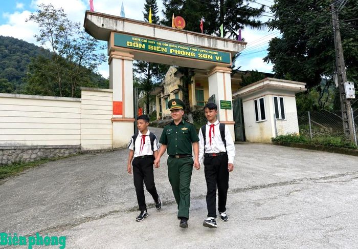 Cán bộ Đồn Biên phòng Sơn Vĩ, Bộ đội Biên phòng tỉnh Tuyên Quang đưa các con nuôi của đơn vị tới trường. Ảnh: Kim Khánh