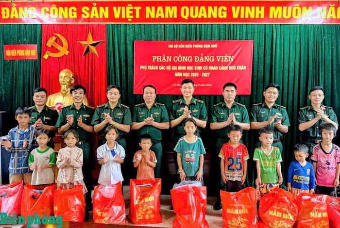 Các đảng viên Đồn Biên phòng Nậm Nhừ, Bộ đội Biên phòng tỉnh Điện Biên tổ chức gặp gỡ, trao quà, động viên các cháu học sinh là con hộ nghèo, có hoàn cảnh khó khăn đang được giúp đỡ theo mô hình "Bố, mẹ đỡ đầu". Ảnh: Xuân Điềm