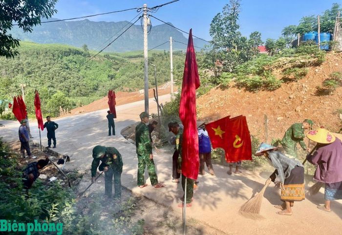 Cán bộ, chiến sĩ Đồn Biên phòng cửa khẩu quốc tế Cha Lo, Bộ đội Biên phòng tỉnh Quảng Trị phối hợp với các lực lượng địa phương, Trường liên cấp 1 và 2 xã Dân Hoá làm vệ sinh các trục đường và chuẩn bị phục vụ Lễ khánh thành trường học và khai giảng năm học 2026-2027. Ảnh: Đình Tiến