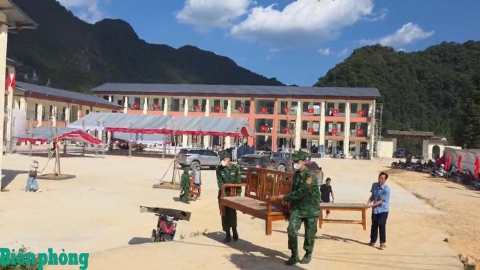 Cán bộ, chiến sĩ Đồn Biên phòng Phó Bảng, Bộ đội Biên phòng tỉnh Tuyên Quang giúp Trường phổ thông nội trú liên cấp Tiểu học và Trung học cơ sở Phố Bảng chuẩn bị các điều kiện tổ chức lễ khai giảng năm học mới 2026-2027. Ảnh: Đơn vị cung cấp