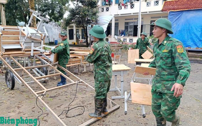 Cán bộ Đồn Biên phòng Sa Loong, Bộ đội Biên phòng tỉnh Quảng Ngãi tham gia tổng dọn vệ sinh, chuẩn bị cho lễ khánh thành Trường Phổ thông nội trú liên cấp Tiểu học và Trung học cơ sở Sa Loong và khai giảng năm học mới 2026-2027. Ảnh: Đơn vị cung cấp