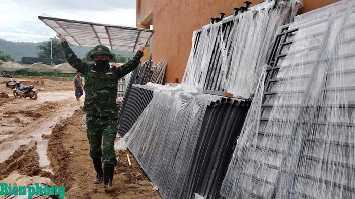 Cán bộ, chiến sĩ Đồn Biên phòng Tri Lễ, Bộ đội Biên phòng tỉnh Nghệ An hỗ trợ các nhà thầu vận chuyển vật liệu, lắp đặt các hạng mục tại Trường Phổ thông nội trú liên cấp Tiểu học và Trung học cơ sở Tri Lễ. Ảnh: Hải Thượng