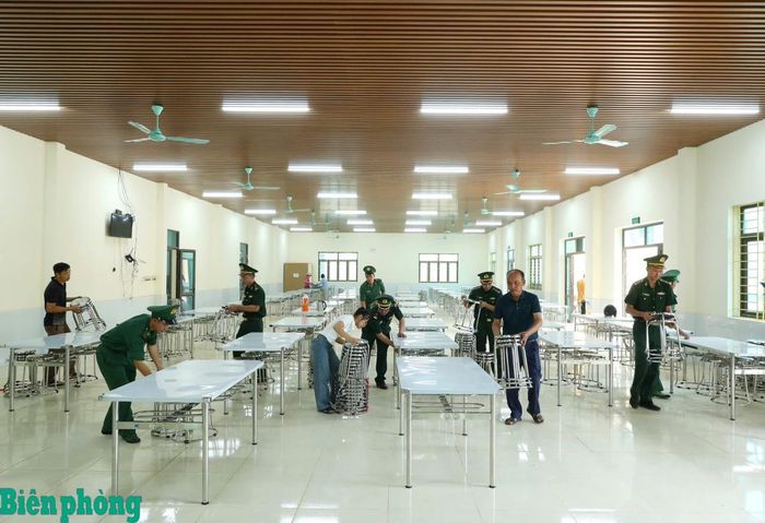 Cán bộ, chiến sĩ Đồn Biên phòng Chiềng On, Bộ đội Biên phòng tỉnh Sơn La hỗ trợ Trường Phổ thông nội trú liên cấp Tiểu học và Trung học cơ sở Yên Sơn vệ sinh nhà ăn, nhà bếp. Ảnh: Quàng Hùng