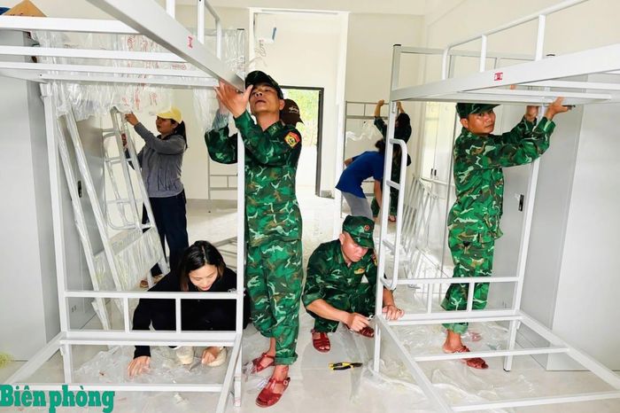 Cán bộ, chiến sĩ Đồn Biên phòng Bát Mọt, Bộ đội Biên phòng tỉnh Thanh Hóa tham gia hoàn thiện cơ sở vật chất tại Trường Phổ thông nội trú liên cấp Tiểu học và Trung học cơ sở Bát Mọt. Ảnh: Đơn vị cung cấp