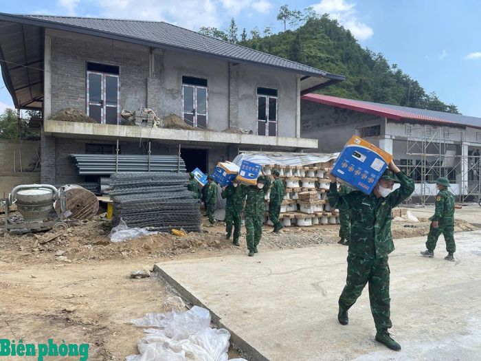 Cán bộ, chiến sĩ Đồn Biên phòng Pha Long, Bộ đội Biên phòng tỉnh Lào Cai hỗ trợ Trường Phổ thông nội trú liên cấp Tiểu học và Trung học cơ sở Pha Long vận chuyển trang thiết bị của nhà trường chuẩn bị cho lễ khai giảng năm học mới. Ảnh: A.T