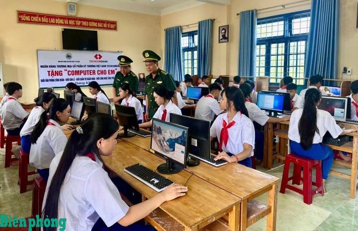 Đồn Biên phòng cửa khẩu quốc tế Lao Bảo phối hợp Ngân hàng Thương mại cổ phần Kỹ thương Việt Nam trao tặng 35 bộ máy tính cho Trường Tiểu học và Trung học cơ sở Tân Thành. Ảnh: Đình Tiến