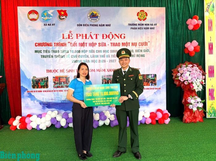 Đại diện Trường Liên cấp Marie Curie Thái Bình trao 10 triệu đồng ủng hộ chương trình. Ảnh: Xuân Điềm