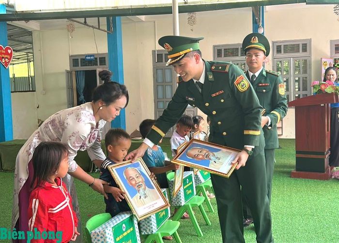 Đại diện Đồn Biên phòng Nậm Nhừ trao quà tặng học sinh trên địa bàn. Ảnh: Xuân Điềm