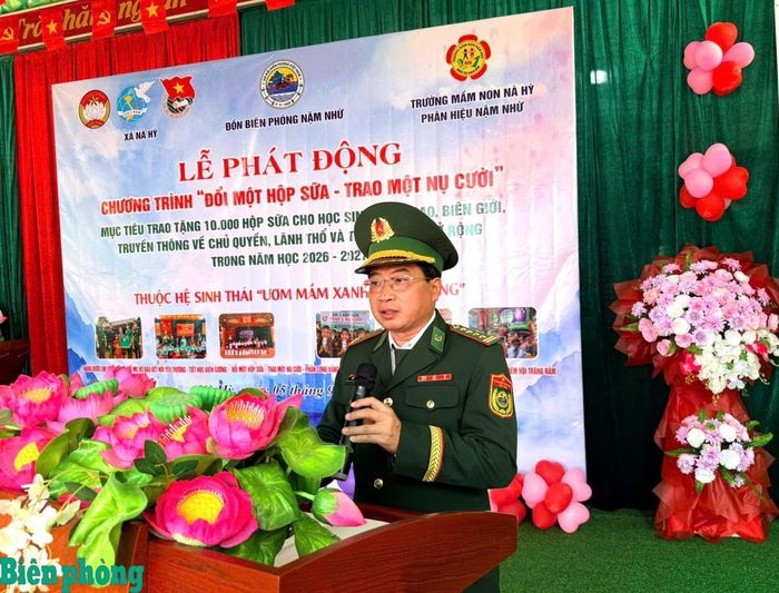 Đại tá Nguyễn Quốc Trung, Phó Chỉ huy trưởng Ban Chỉ huy Bộ đội Biên phòng tỉnh Điện Biên phát động Chương trình “Đổi 1 hộp sữa - Trao 1 nụ cười”. Ảnh: Xuân Điềm