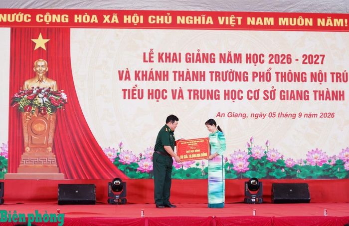 Ngày 5/9, các đoàn công tác của Ban Chỉ huy Bộ đội Biên phòng tỉnh An Giang đến thăm, tặng quà, chúc mừng cán bộ, giáo viên, nhân viên và học sinh các trường học trên địa bàn nhân dịp khai giảng năm học 2026-2027. Những phần quà thiết thực thể hiện sự quan tâm, đồng hành của cán bộ, chiến sĩ Bộ đội Biên phòng đối với sự nghiệp giáo dục, góp phần động viên thầy và trò các nhà trường bước vào năm học mới với khí thế và quyết tâm cao. Trong ảnh: Đại tá Phạm Văn Thắng, Chỉ huy trưởng Bộ đội Biên phòng tỉnh An Giang trao 10 triệu đồng tặng Trường Tiểu học và Trung học cơ sở Nội trú Giang Thành, xã Giang Thành, tỉnh An Giang. Ảnh: Tiến Vinh