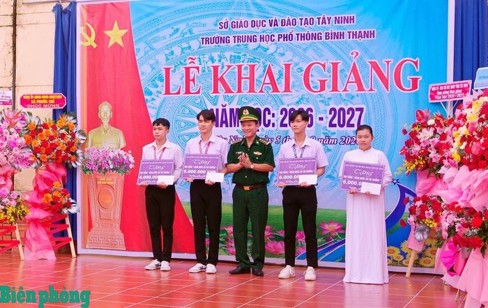 Thực hiện kế hoạch trao học bổng Chương trình “Nâng bước em tới trường - Con nuôi đồn Biên phòng” nhân dịp khai giảng năm học 2026-2027, đoàn công tác Ban Chỉ huy Bộ đội Biên phòng tỉnh Tây Ninh đến dự lễ khai giảng và trao học bổng tặng học sinh tại các điểm trường trên địa bàn. Trong ảnh: Đại tá Dương Văn Dược, Chính ủy Ban Chỉ huy Bộ đội Biên phòng tỉnh Tây Ninh trao học bổng cho học sinh Trường Trung học phổ thông Bình Thạnh. Ảnh: Đinh Quân