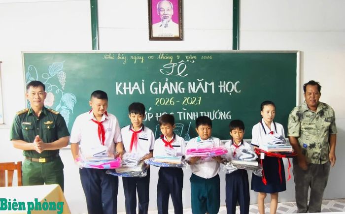 Dịp khai giảng năm học 2026-2027, Ban Chỉ huy Bộ đội Biên phòng tỉnh Cà Mau cùng các đồn Biên phòng, Hải đội Biên phòng trên địa bàn tổ chức nhiều hoạt động động viên, hỗ trợ học sinh có hoàn cảnh khó khăn tại khu vực biên giới; trao quà, xe đạp và học bổng tặng học sinh thuộc Chương trình “Nâng bước em tới trường - Con nuôi đồn Biên phòng” và các em có hoàn cảnh khó khăn. Trong ảnh: Trung tá Trần Bình Phục, Phó Đội trưởng Vận động quần chúng, Đồn Biên phòng Hòn Chuối, Bộ đội Biên phòng tỉnh Cà Mau và người dân trao quà tặng học sinh “Lớp học tình thương” tại lễ khai giảng năm học mới trên đảo. Ảnh: Hoàng Tá