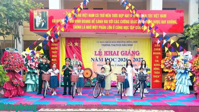 Ngày 5/9, 5 đoàn công tác do lãnh đạo Ban Chỉ huy Bộ đội Biên phòng tỉnh Quảng Trị làm trưởng đoàn cùng đại diện chỉ huy 30 đơn vị trên hai tuyến biên phòng tham dự Lễ khai giảng năm học 2026-2027 tại các trường học trên địa bàn biên giới, đặc khu Cồn Cỏ. Dịp này, các đơn vị Bộ đội Biên phòng tỉnh Quảng Trị trao tặng 5 máy in, tổng trị giá 35 triệu đồng cho các trường; trao quà cho 197 học sinh theo Chương trình “Nâng bước em tới trường - Con nuôi đồn Biên phòng”. Đồng thời vận động doanh nghiệp, nhà hảo tâm trao tặng 200 suất quà bằng tiền mặt, mỗi suất 500 nghìn đồng; 150 xe đạp, 100 máy tính, 2 sổ tiết kiệm cùng nhiều sách vở, quần áo, trang thiết bị học tập cho học sinh. Trong ảnh: Cán bộ Đồn Biên phòng Nhật Lệ, Bộ đội Biên phòng tỉnh Quảng Trị trao xe đạp tặng học sinh nhân dịp khai giảng năm học mới. Ảnh: Ngọc Hòa