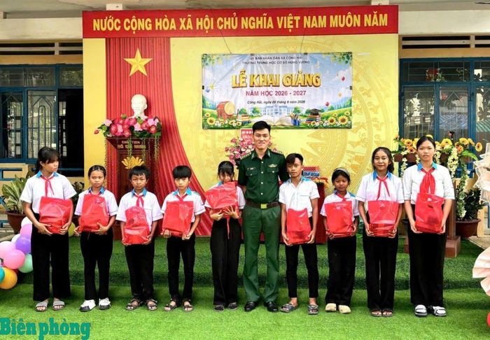 Các cơ quan, đơn vị thuộc Bộ đội Biên phòng tỉnh Khánh Hòa tham dự lễ khai giảng năm học mới tại các địa phương trên địa bàn; đồng thời trao học bổng, tặng quà cho học sinh có hoàn cảnh khó khăn. Dịp này, 58 học sinh được các cơ quan, đơn vị nhận đỡ đầu theo Chương trình “Nâng bước em tới trường- Con nuôi đồn Biên phòng” tiếp tục được hỗ trợ học bổng; các đơn vị cũng vận động doanh nghiệp, nhà hảo tâm trao tặng nhiều phần quà thiết thực, động viên các em bước vào năm học mới. Trong ảnh: Cán bộ Đồn Biên phòng Vĩnh Hải, Bộ đội Biên phòng tỉnh Khánh Hòa trao quà tặng học sinh có hoàn cảnh khó khăn Trường Trung học cơ sở Hùng Vương, xã Công Hải, tỉnh Khánh Hòa. Ảnh: Văn Tân