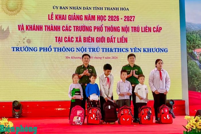 Trong không khí phấn khởi cùng học sinh cả nước bước vào năm học mới 2026-2027, Đảng ủy, Ban Chỉ huy Bộ đội Biên phòng tỉnh Thanh Hóa và chỉ huy các đồn Biên phòng trên tuyến biên giới đến dự Lễ khai giảng, chung vui cùng thầy và trò các trường phổ thông nội trú liên cấp Tiểu học và Trung học cơ sở trên địa bàn. Dịp này, các đơn vị trao quà tặng học sinh có hoàn cảnh khó khăn, học sinh khuyết tật và học sinh theo Chương trình “Nâng bước em tới trường - Con nuôi đồn Biên phòng”. Trong ảnh: Đại tá Lê Văn Long, Phó Chính ủy Bộ đội Biên phòng tỉnh Thanh Hóa trao quà động viên học sinh Trường Phổ thông nội trú Tiểu học và Trung học cơ sở Yên Khương nhân dịp khai giảng năm học mới. Ảnh: Hải Chuyền