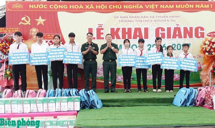 Nhân dịp năm học mới 2026-2027, cán bộ, chiến sĩ Bộ đội Biên phòng tỉnh Lâm Đồng tham dự lễ khai giảng tại các trường học trên địa bàn, đồng thời triển khai nhiều hoạt động chăm lo, hỗ trợ học sinh có hoàn cảnh khó khăn. Thông qua Chương trình “Nâng bước em tới trường- Con nuôi đồn Biên phòng”, các đơn vị trao học bổng tặng 254 học sinh, trong đó có 12 học sinh Campuchia. Trong ảnh: Ban Chỉ huy Bộ đội Biên phòng tỉnh Lâm Đồng trao học bổng của Chương trình “Nâng bước em tới trường- Con nuôi đồn Biên phòng” cho học sinh có hoàn cảnh khó khăn Trường Tiểu học và Trung học cơ sở Nguyễn Du, xã Thuận Hạnh, tỉnh Lâm Đồng. Ảnh: Văn Hoàn