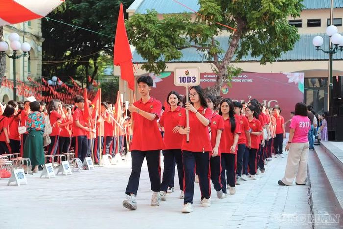 Tại các điểm trường từ mầm non đến đại học, thầy trò cả nước đồng thời thực hiện nghi thức chào cờ, hát Quốc ca, chính thức mở đầu năm học mới.