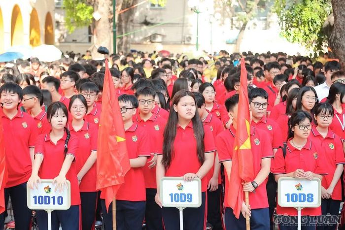 Học sinh nên mặc đồng phục thoáng mát, thấm hút mồ hôi, đội mũ, mang theo ô hoặc áo mưa khi cần thiết. Một bữa sáng đầy đủ dinh dưỡng và giấc ngủ đủ cũng giúp các em duy trì thể trạng tốt trong ngày đầu năm học.