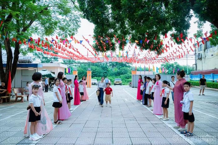 Bộ trưởng tin tưởng đội ngũ nhà giáo với tâm huyết và trách nhiệm nghề nghiệp sẽ biến những chủ trương, chính sách thành kết quả cụ thể, thực chất; đồng thời đồng hành cùng học sinh, sinh viên trên hành trình phát triển.