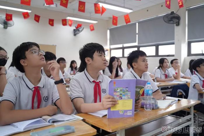 Cùng với đánh giá, phương pháp dạy và học cũng phải thay đổi. Học sinh cần được học sâu, học thực chất thay vì học để trả bài hay học để làm bài thi. Các hoạt động thực hành, trải nghiệm cần được tăng cường để người học không chỉ ghi nhớ kiến thức mà còn hiểu sâu, biết vận dụng và hình thành năng lực.