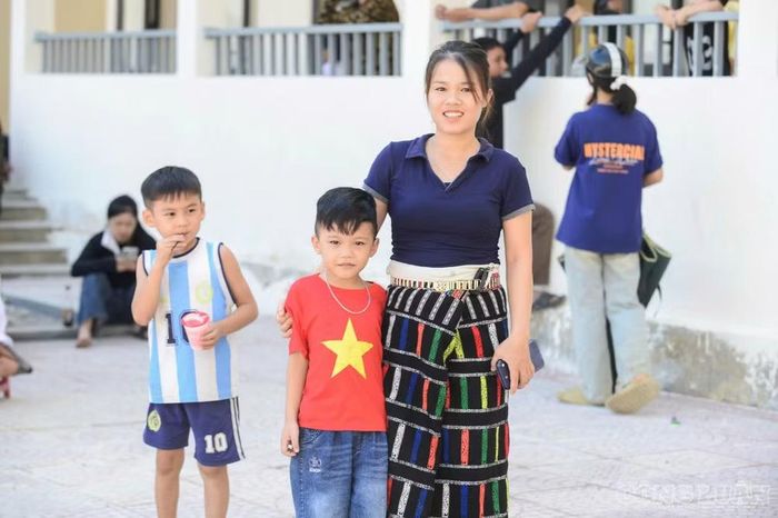 Phụ huynh vui vẻ trong ngày đưa con đến trường