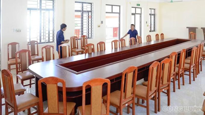 Bên cạnh khu phòng học, trường còn có nhà đa năng, phòng truyền thống, khu quản trị hành chính và phòng họp hội đồng với sức chứa khoảng 100 cán bộ, giáo viên