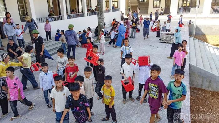 Các em học sinh hào hứng trong ngày tựu trường