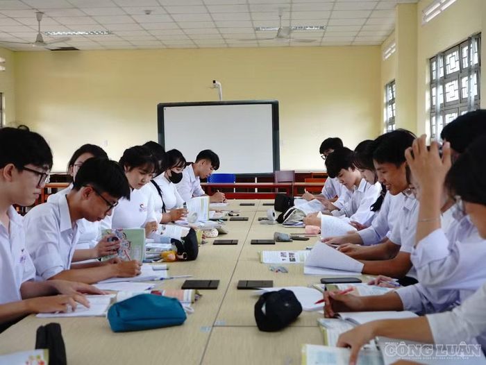 Bộ cũng yêu cầu không xây dựng các báo cáo trung gian không cần thiết, không yêu cầu giáo viên, nhà trường báo cáo lại những thông tin, số liệu đã có trên cơ sở dữ liệu dùng chung của ngành, trừ trường hợp pháp luật hoặc cấp có thẩm quyền quy định.