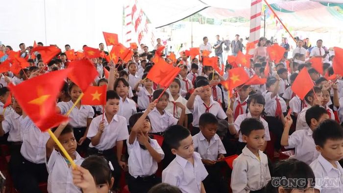Các em nhỏ vùng biên giới háo hức vào năm học mới