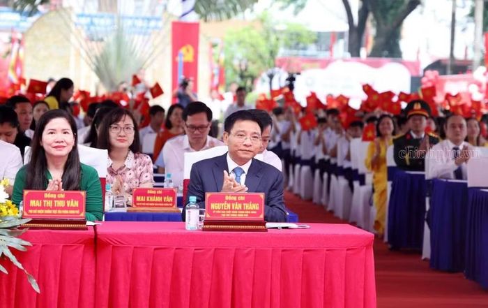 Phó Thủ tướng Nguyễn Văn Thắng chung vui ngày khai giảng với học sinh Trường THCS Hùng Vương, phường Trảng Bom, TP. Đồng Nai. Ảnh: CP