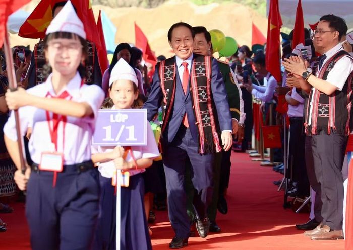 Phó Thủ tướng Chính phủ Lê Tiến Châu dự Lễ Khai giảng năm học 2026 - 2027 và khánh thành Trường Phổ thông Dân tộc nội trú Tiểu học & Trung học cơ sở Tây Giang. Ảnh: CP