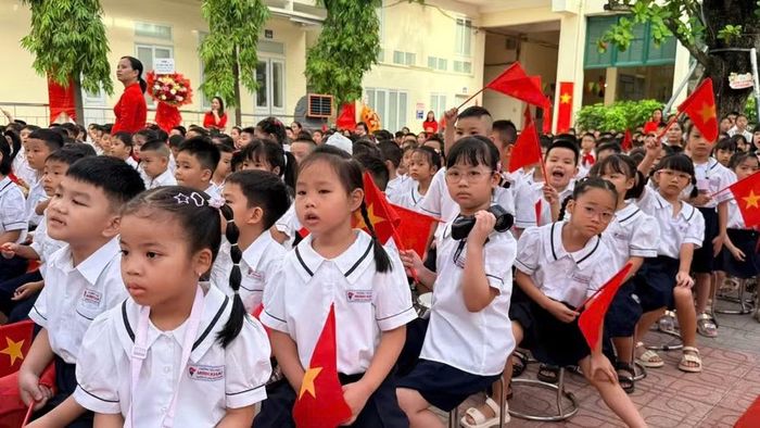 Các em học sinh hân hoan trong lễ khai giảng năm học mới.