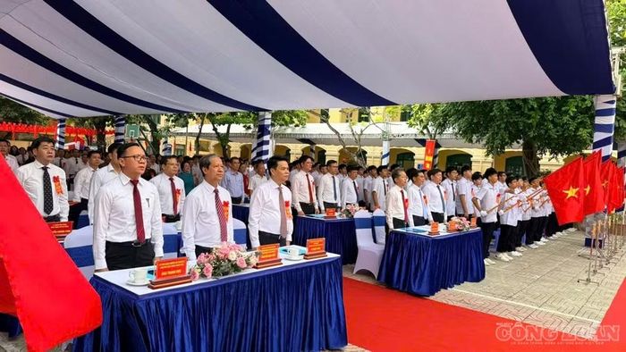 Ông Nguyễn Kim Sơn - Phó Trưởng Ban Chính sách, chiến lược Trung ương dự khai giảng năm học mới tại điểm trường THPT Ngô Quyền.