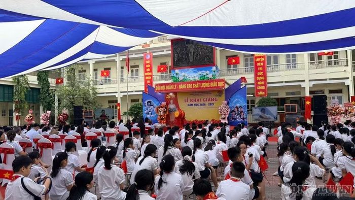 Trường Tiểu học Nguyễn Thị Minh Khai đã chuẩn bị chu đáo cho lễ khai giảng trực tiếp và trực tuyến năm học 2026-2027.