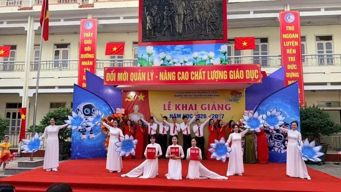 Các tiết mục văn nghệ chào đón năm học mới tại trường Nguyễn Thị Minh Khai.
