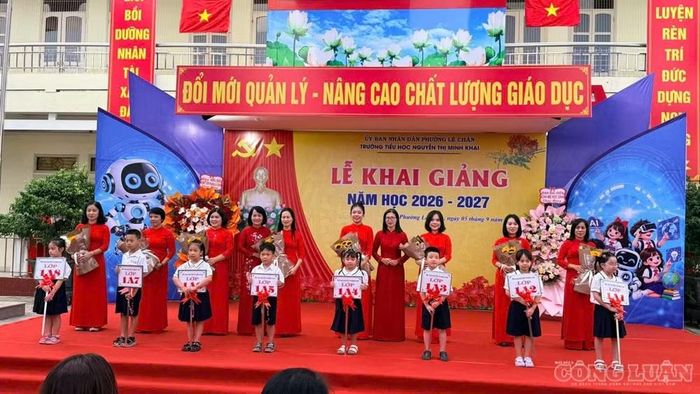 Trường Tiểu học Nguyễn Thị Minh Khai đón các em học sinh lớp 1 trong lễ khai giảng năm học 2026-2027.