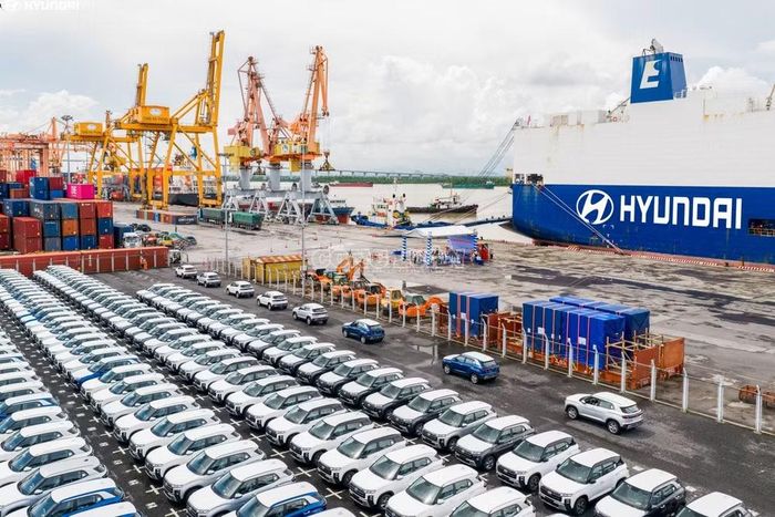 Lô ô tô nguyên chiếc của Hyundai chờ tại cảng để xuất khẩu sang các thị trường Australia, Mexico và Đài Loan (Trung Quốc).