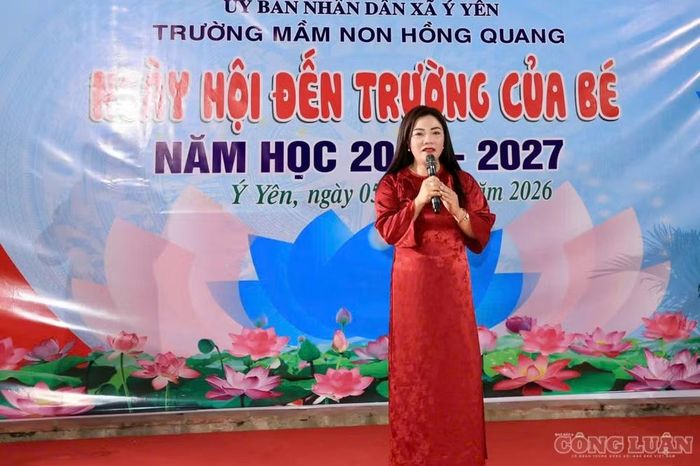 Cô Dương Thị Kim Thanh, Hiệu trưởng Trường Mầm non Hồng Quang phát biểu tại buổi lễ.