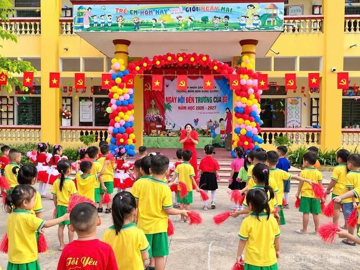 Trường Mầm non Hồng Quang (xã Ý Yên, tỉnh Ninh Bình) tổ chức lễ khai giảng năm học mới đồng thời tại trường chính, phân hiệu và các điểm trường, chính thức đón quy mô gần 1.000 học sinh sau sáp nhập.
