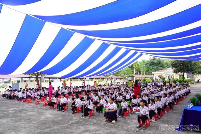 Không khí rộn ràng, vui tươi ngay từ sáng sớm tại trường Tiểu học Bình Thành sáng ngày 5/9. Ảnh: Nguyễn Mạnh