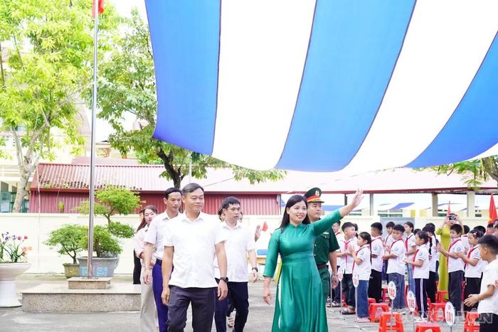 Lãnh đạo UBND xã Bình Thành cùng lãnh đạo nhà trường vẫy chào các em học sinh trong ngày khai trường năm học mới. Ảnh: Nguyễn Mạnh