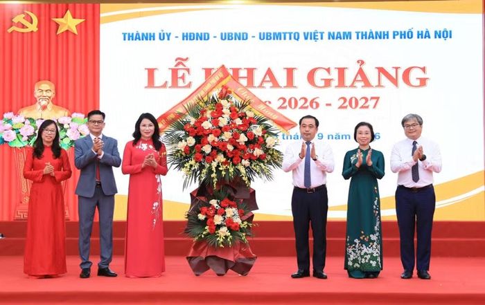 Ủy viên Bộ Chính trị, Bí thư Thành uỷ Hà Nội Trần Đại Thắng dự lễ khai giảng năm học 2026-2027 tại Trường THCS Trần Duy Hưng. Ảnh: CP