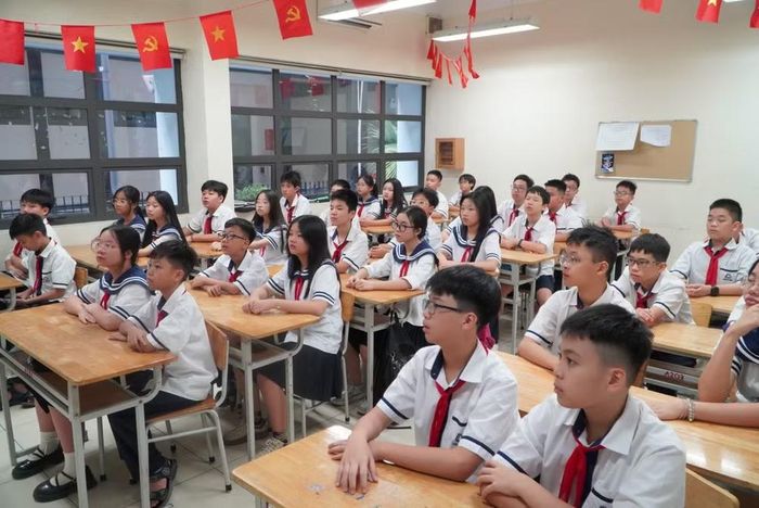Học sinh Trường THCS&THPT Lương Thế Vinh, cơ sở Tân Triều tại lễ khai giảng chung toàn quốc.
