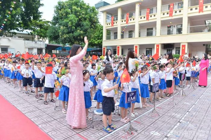 Với học sinh, nữ hiệu trưởng gửi lời nhắn nhủ giản dị: Mỗi ngày đến trường hãy là một ngày vui; các em chăm ngoan, tự tin, biết yêu thương, chia sẻ và luôn cố gắng để mỗi ngày tiến bộ hơn.