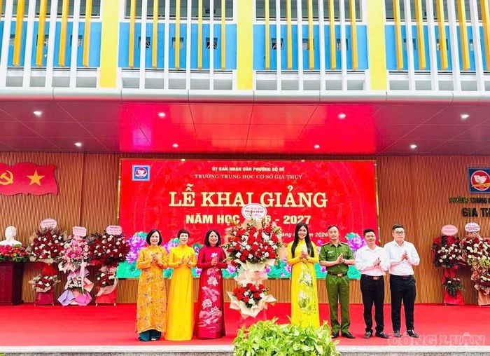 Bà Nguyễn Thị Kim Định, Phó Bí thư Thường trực Đảng ủy phường Bồ Đề tặng hoa chúc mừng nhà trường.